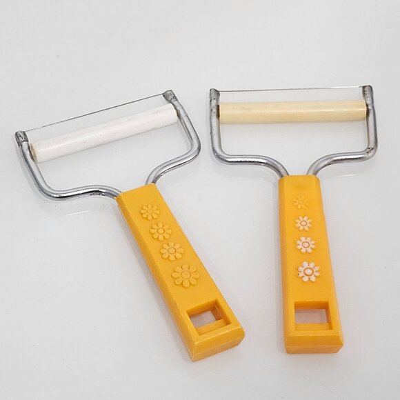 Vintage Yellow Daisies Cheese Slicer 6" set/2 Tasco retro mod farmhouse - Picture 1 of 10